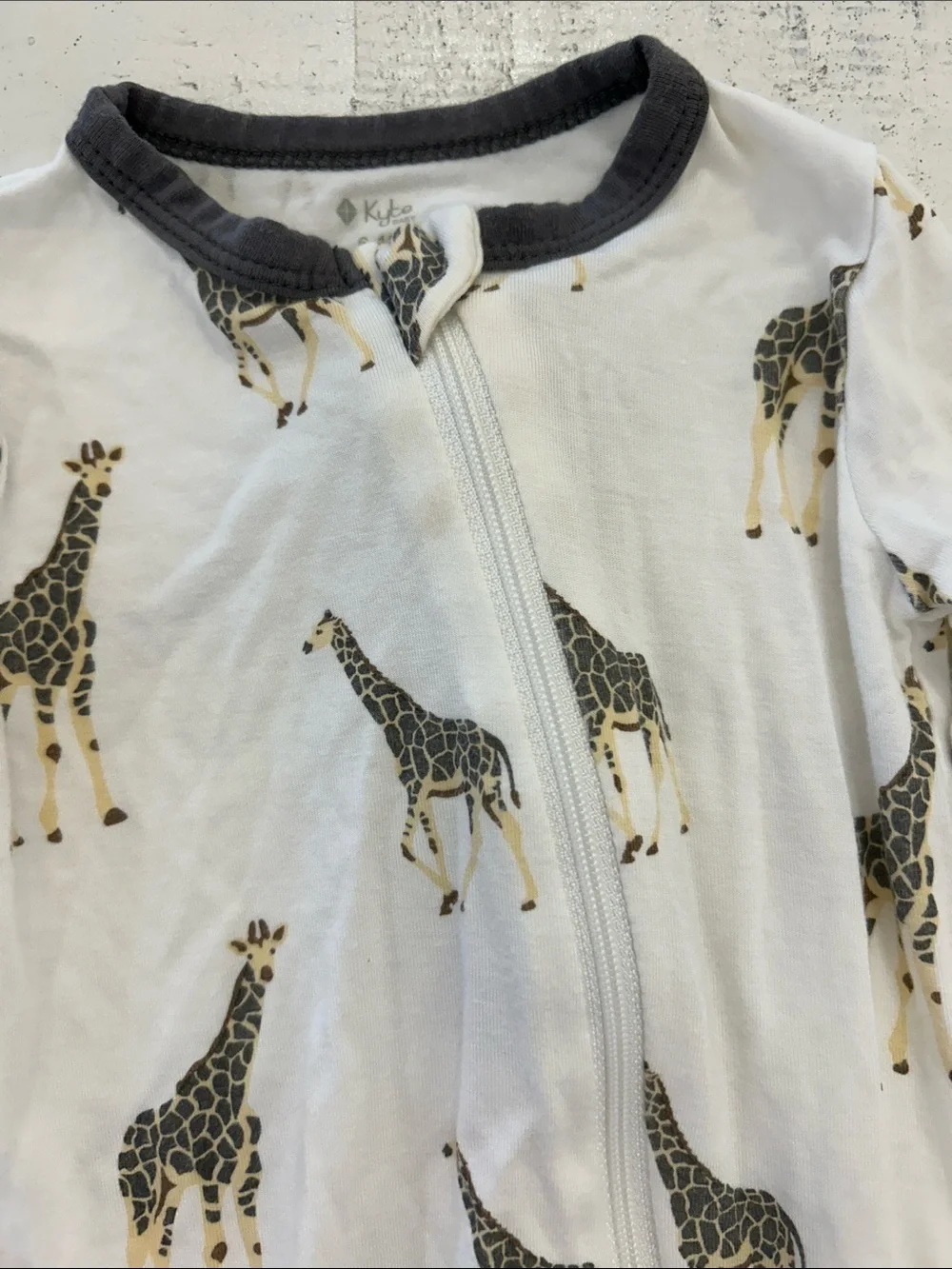 Kyte baby zippered romper in White Giraffe-Print EUC